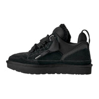 Sneakers chunky invernali in camoscio color Nero con lacci larghi e suola platform.