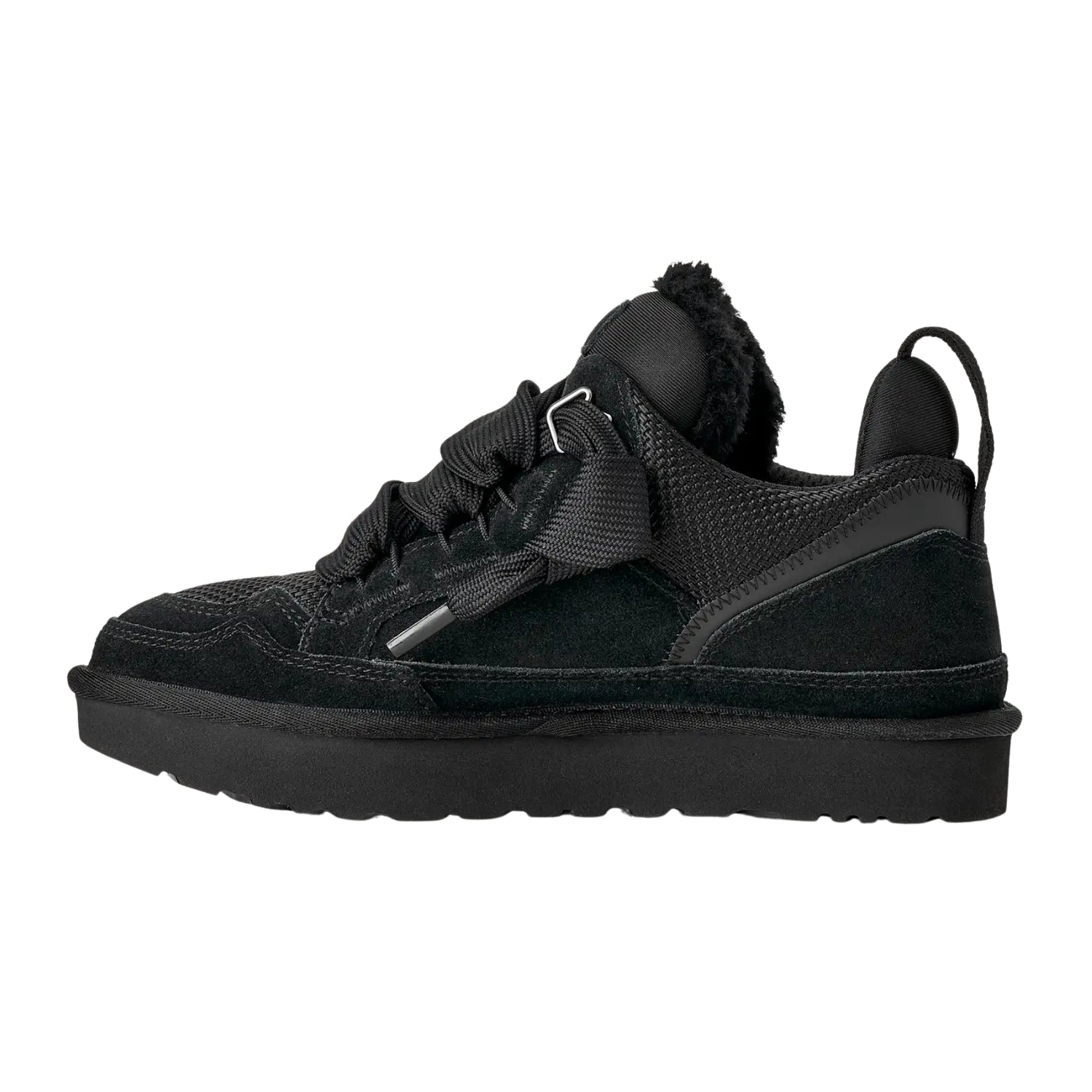 Sneakers chunky invernali in camoscio color Nero con lacci larghi e suola platform.