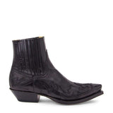 Uno stivaletto western in pelle nera di grande impatto visivo firmato Sendra, caratterizzato da una punta affusolata di grande effetto e da un tacco cubano angolato. Lo stivaletto presenta una finitura lucida e oliata con elaborati ricami in tono e inserti cuciti a forma di fiamma che attraversano la punta, la tomaia e il contrafforte posteriore. In prossimità del collo è presente un elastico laterale, mentre la suola robusta è fissata con la tradizionale cucitura Goodyear a doppia fila.