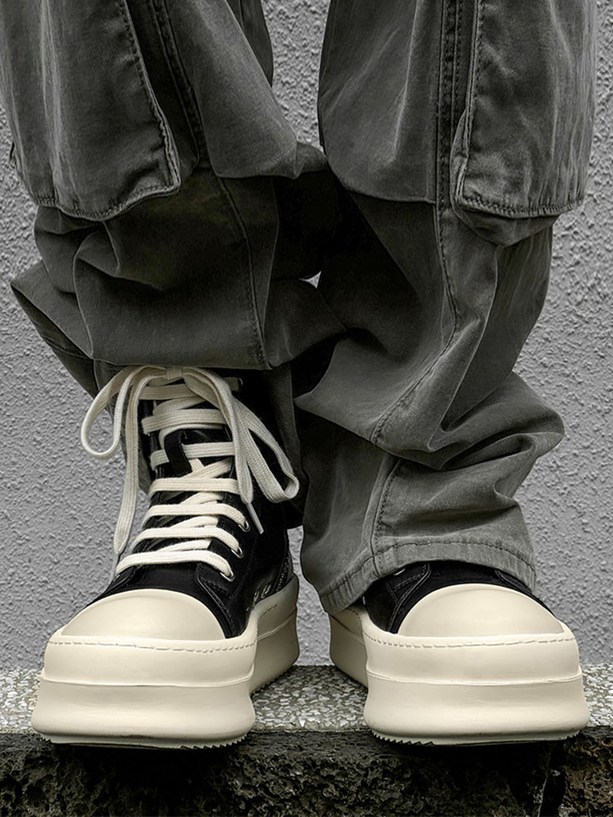 Sneakers Alte con Zip e Platform — Vista laterale