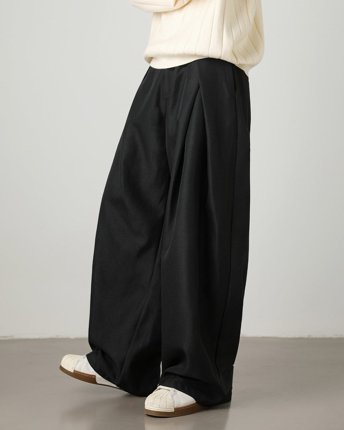 Pantaloni con pinces a gamba larga