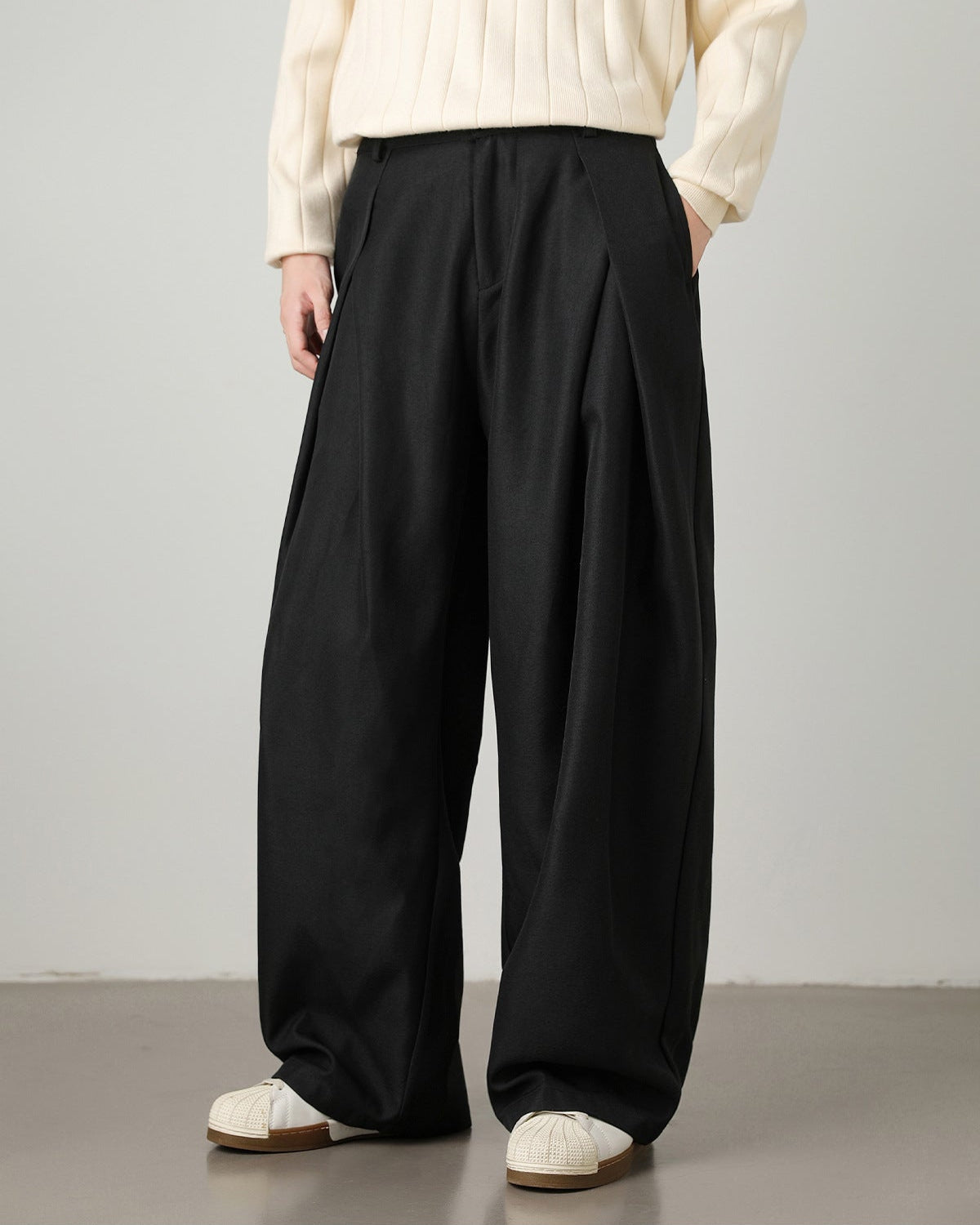 Pantaloni con pinces a gamba larga