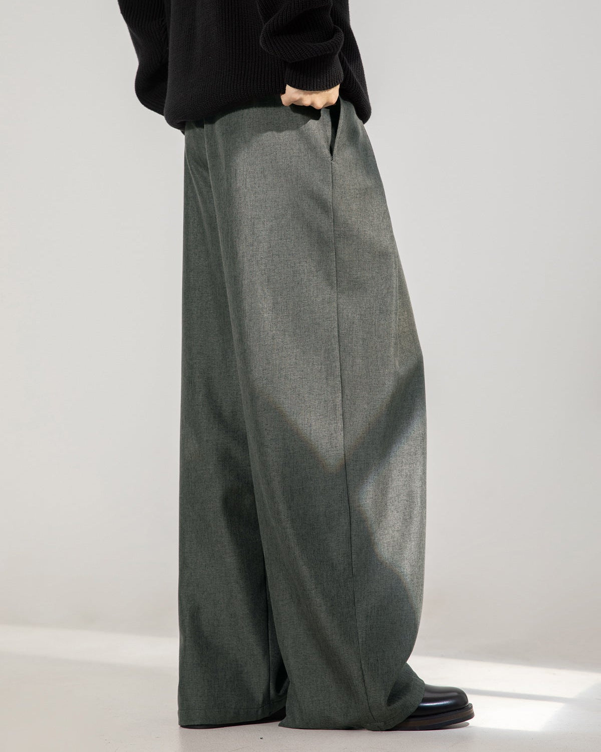 Pantaloni con pinces a gamba larga