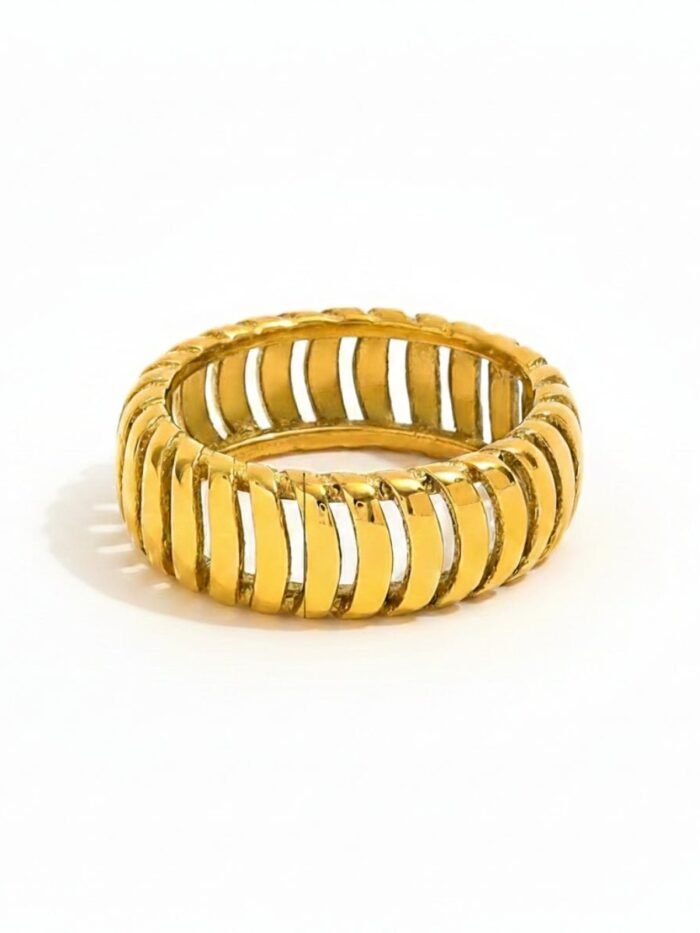 Anello a fascia larga in acciaio oro con scanalature verticali traforate, stile industriale