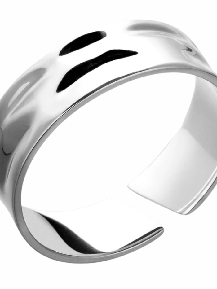 Anello a fascia larga color argento con riflessi irregolari e apertura regolabile, vista laterale