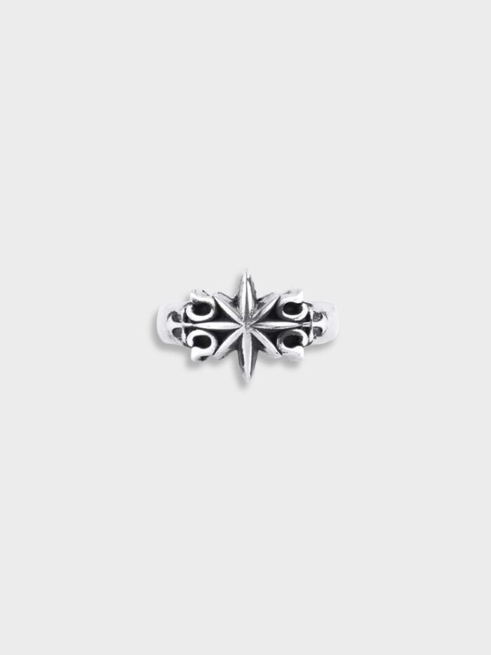 Anello regolabile Cielo Stellato color argento con stella a otto punte e decori gotici, su sfondo chiaro