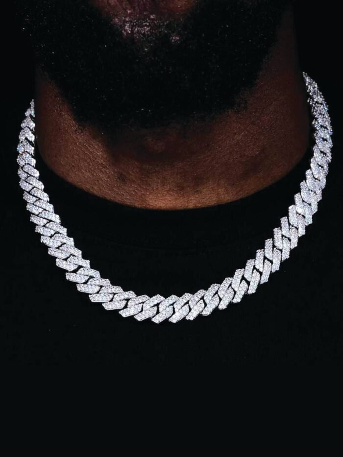 Collana a catena cubana con strass color platino indossata su maglia nera