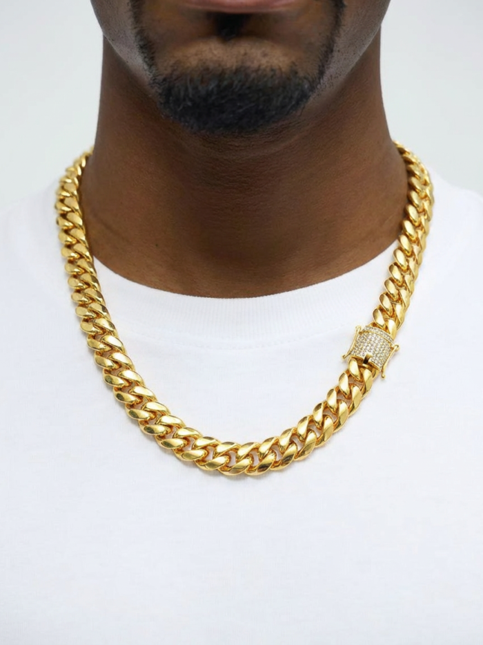 Collana a maglia cubana oro lucida con chiusura pavé, indossata su t-shirt bianca