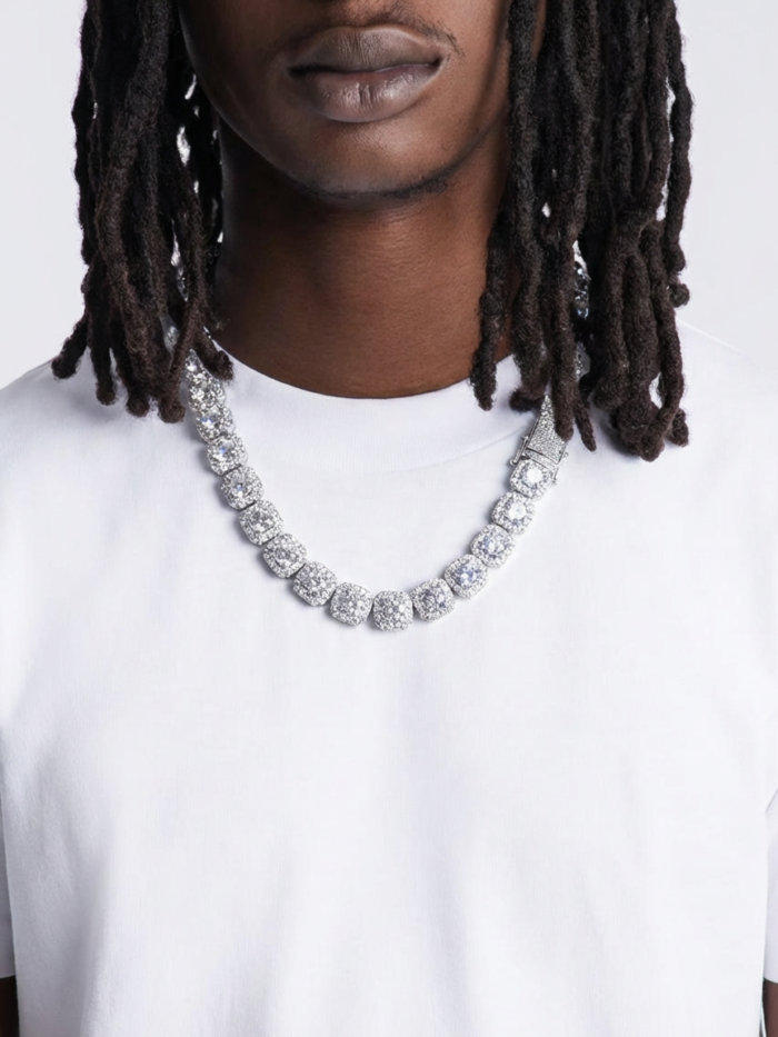 Collana platino a maglie ottagonali con pietre e alone pavé, indossata su t-shirt bianca
