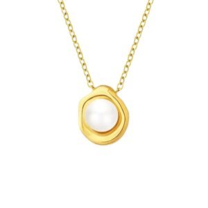Collana cerchio con perla in acciaio inox dorato, perla bianca in una cornice dalle forme morbide, su sfondo bianco