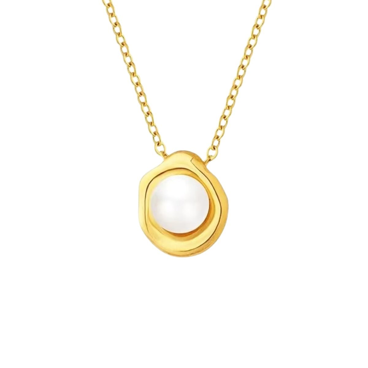 Collana cerchio con perla in acciaio inox dorato, perla bianca in una cornice dalle forme morbide, su sfondo bianco