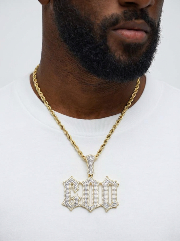 Collana oro con pendente a scritta gotica GOD ricoperto di pietre, indossata su t-shirt bianca