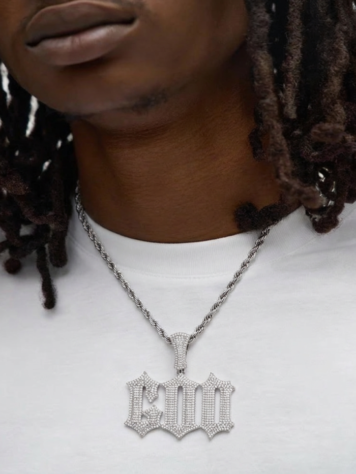 Collana platino con ciondolo gotico ricoperto di pietre e catena a corda, indossata su t-shirt bianca