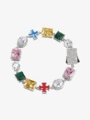 Bracciale con croci smaltate e zirconi colorati gialli, verdi, rosa e trasparenti in tono argento, su sfondo bianco