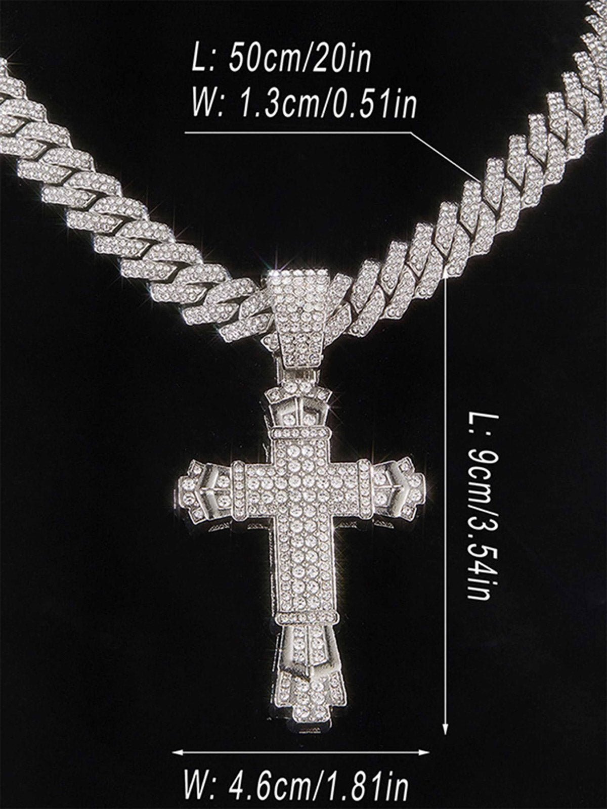 Pendente a croce iced out con le misure indicate: catena 50 cm e croce di circa 9 per 4,6 cm