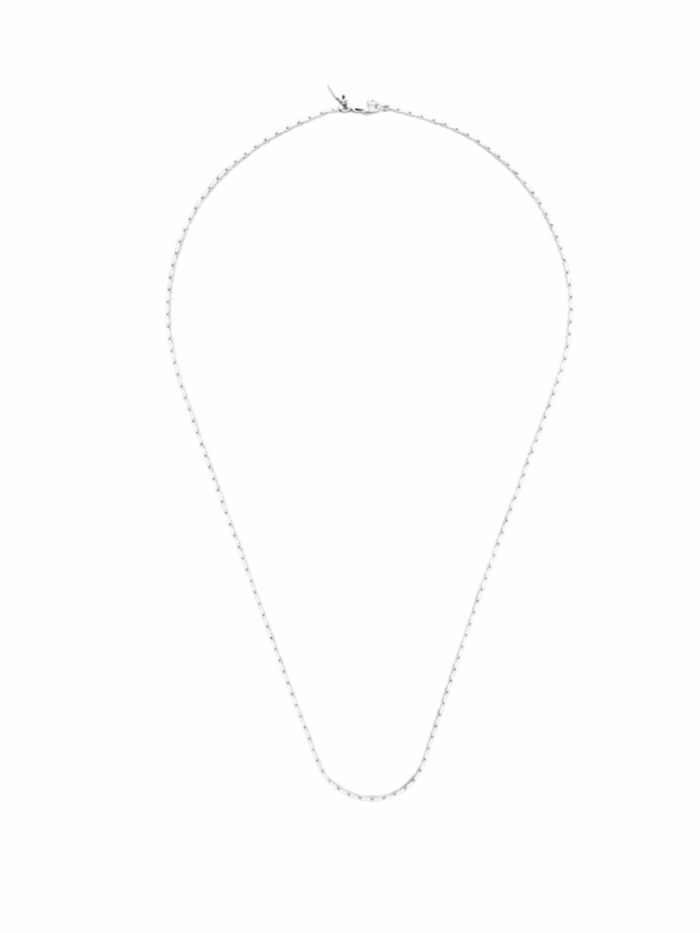Collana da uomo con ciondolo minimalista in acciaio color argento, catena sottile su sfondo bianco