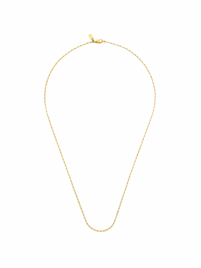 Collana da uomo a catena sottile in finitura oro su sfondo bianco