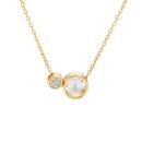 Collana doppio cerchio in acciaio inox dorato con perla incorniciata e piccolo cerchio di cristalli, su sfondo bianco