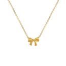 Collana fiocco minimal in acciaio inox dorato con piccolo fiocco su catenina sottile, su sfondo bianco
