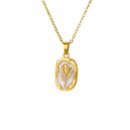 Collana con medaglione fiore in acciaio inox dorato, tulipano stilizzato su fondo bianco perlato, su sfondo bianco
