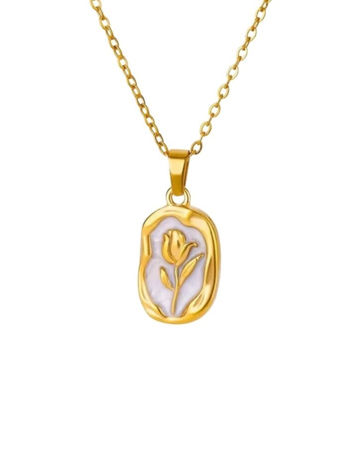 Collana con medaglione fiore in acciaio inox dorato, tulipano stilizzato su fondo bianco perlato, su sfondo bianco