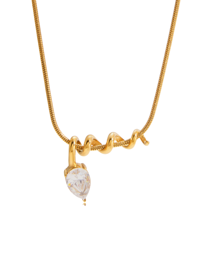 Collana Scintilla in acciaio inox dorato con spirale e cristallo a goccia su maglia a serpe, su sfondo bianco