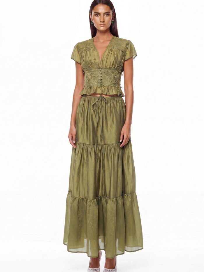 Modella con coordinato verde oliva: crop top a maniche corte e gonna lunga a balze, vista frontale