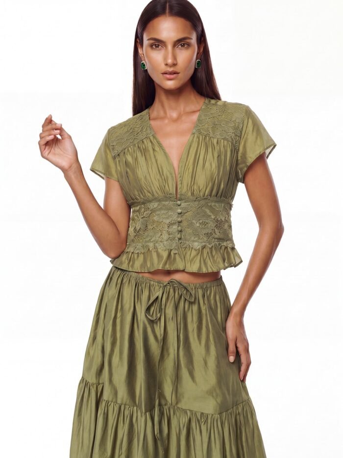 Completo gonna in pizzo verde oliva con crop top a V e gonna lunga a balze, dettaglio del busto