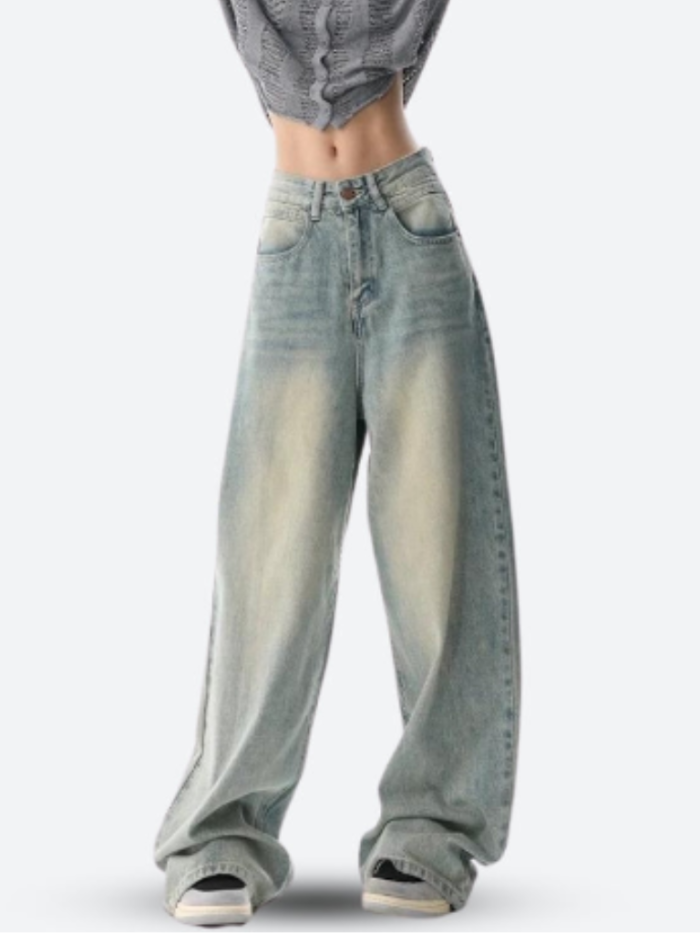 Jeans baggy Y2K a vita bassa blu chiaro con lavaggio sbiadito, indossati con top grigio corto