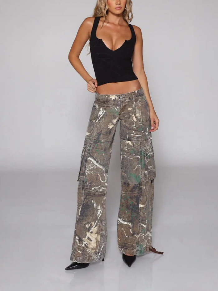 Jeans cargo camouflage a gamba larga e vita bassa indossati con top nero, vista frontale