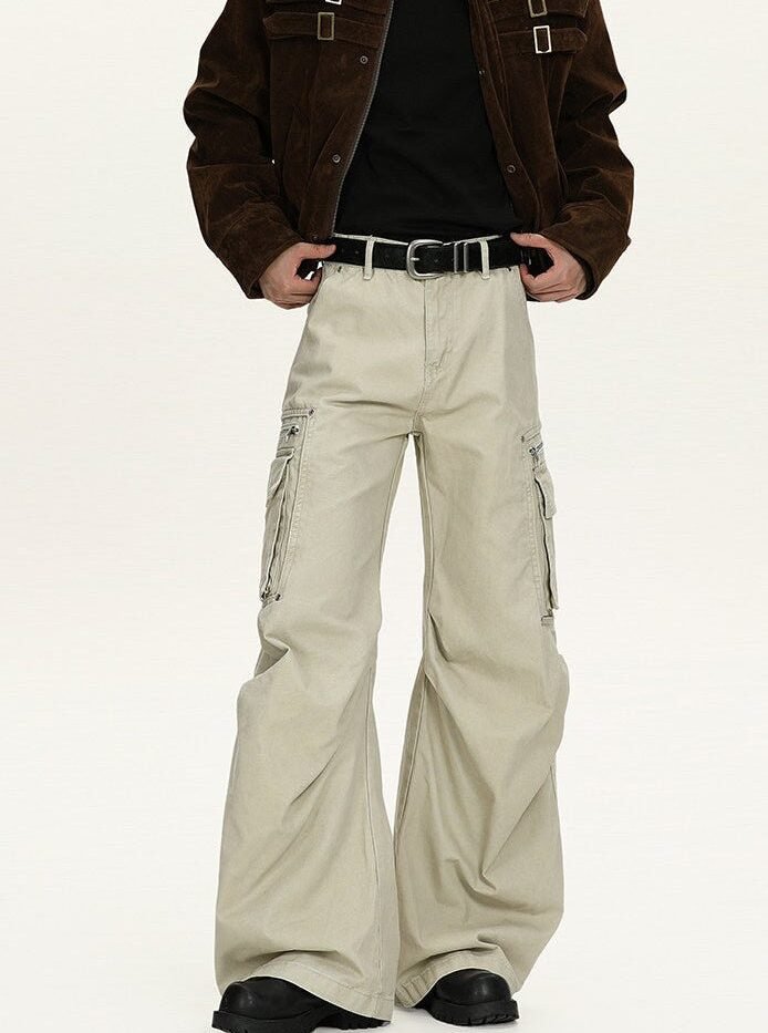 Pantaloni cargo crema a gamba larga con tasche laterali a patta, indossati con giacca marrone