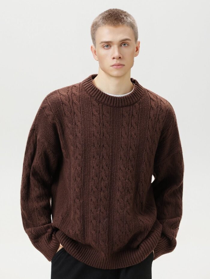 Maglione cable knit da uomo con trecce e collo a costine, in tonalità rosso vino scuro, indossato con t-shirt bianca