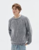 Maglione girocollo knit a costine argento melange con maniche raglan, indossato con t-shirt bianca e jeans chiari