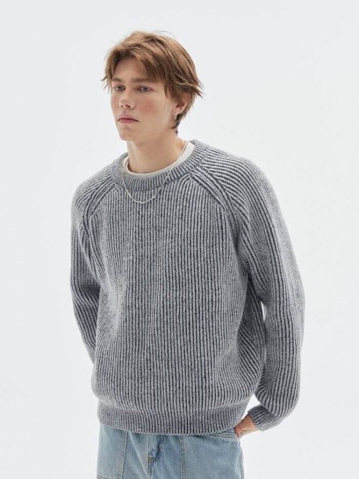 Maglione girocollo knit a costine argento melange con maniche raglan, indossato con t-shirt bianca e jeans chiari