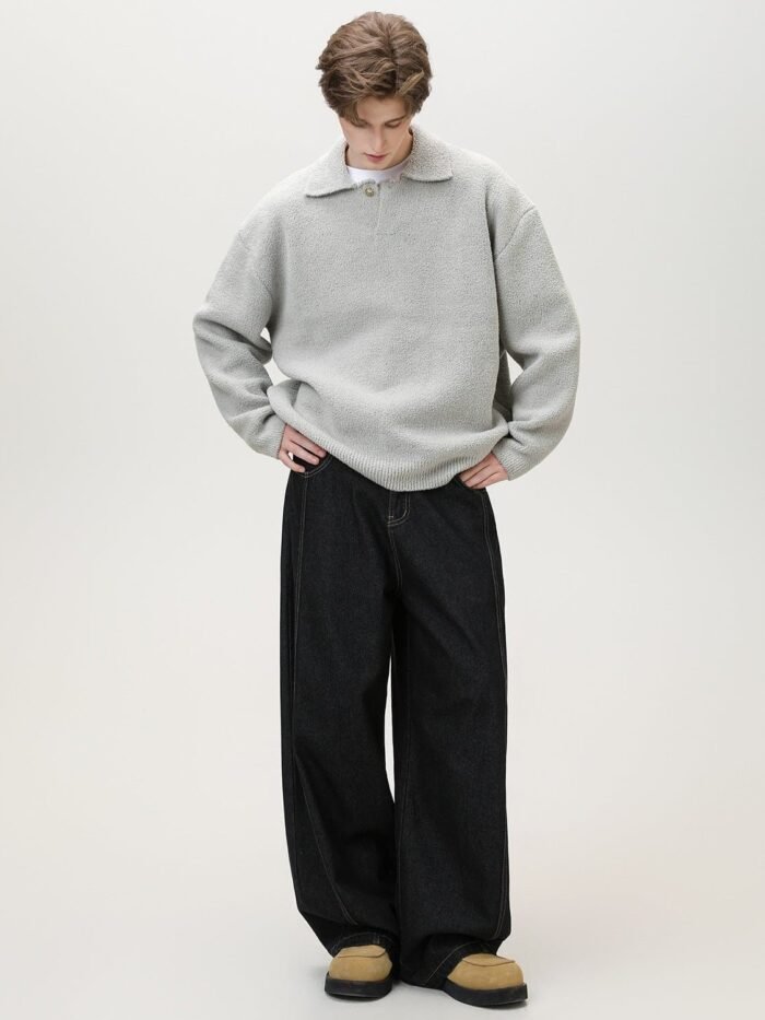 Maglione henley grigio chiaro in misto lana indossato con jeans scuri ampi e stivaletti color sabbia