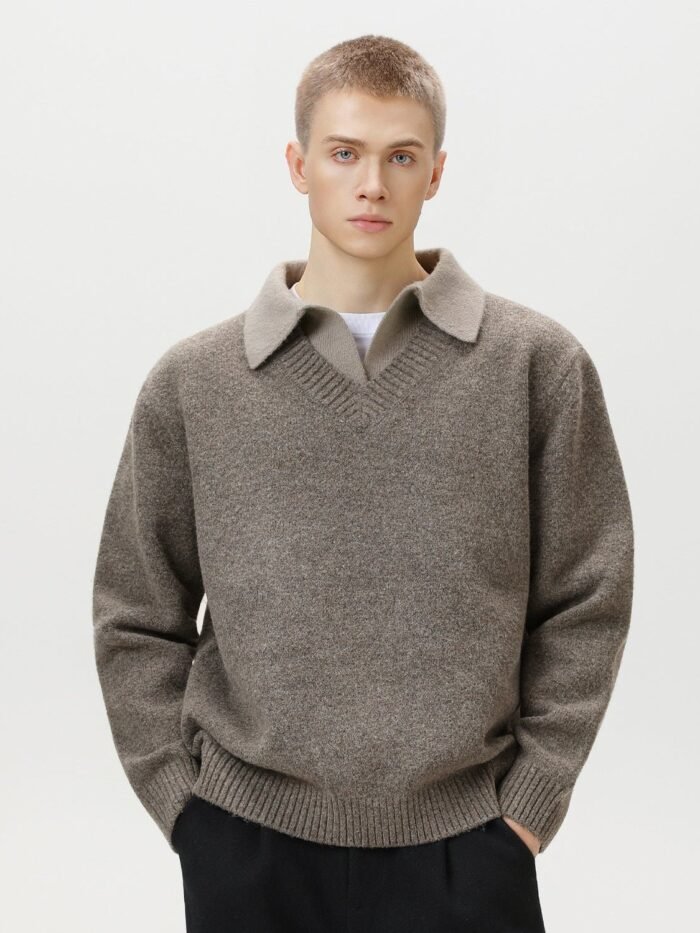 Maglione knit scollo a V con colletto color tortora indossato su t-shirt bianca e pantaloni neri