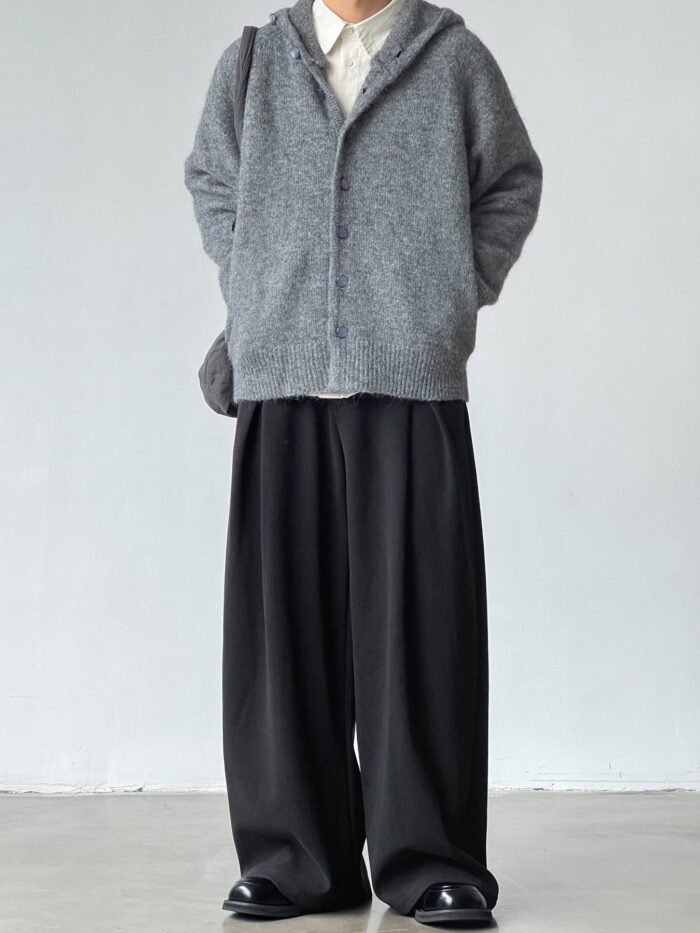 Pantaloni neri a gamba larga con pinces, outfit completo con cardigan grigio e scarpe nere in pelle
