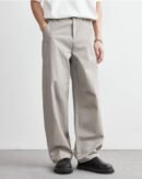 Pantaloni effetto jeans grigio chiaro con gamba dritta ampia, indossati con t-shirt bianca e scarpe nere