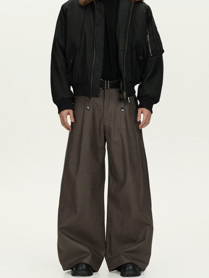 Pantaloni pilot bomber con pinces e gamba ampia in check marrone, indossati con bomber nero