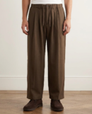Pantaloni Shadowline marroni con vita elastica, coulisse e pinces, indossati con t-shirt bianca e scarpe scamosciate