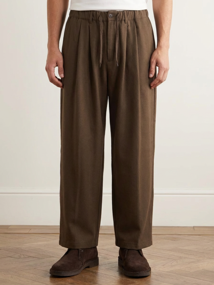 Pantaloni Shadowline marroni con vita elastica, coulisse e pinces, indossati con t-shirt bianca e scarpe scamosciate