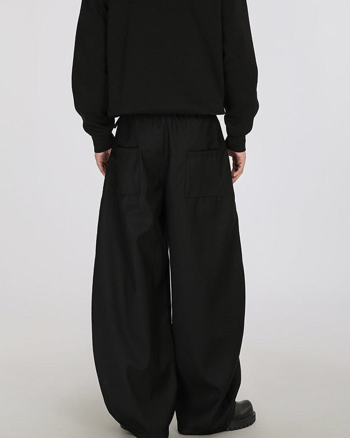 Retro dei pantaloni neri a gamba larga con tasche a filetto e gamba ampia