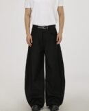 Pantaloni wide-leg Grey Check in versione nera, indossati con t-shirt bianca e cintura in pelle nera, vista frontale