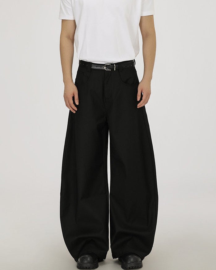 Pantaloni wide-leg Grey Check in versione nera, indossati con t-shirt bianca e cintura in pelle nera, vista frontale