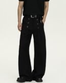 Pantaloni wide-leg neri a vita numerica con doppia fila di bottoni e pinces, indossati con t-shirt nera