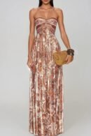 Vestito maxi con cut-out paisley nei toni terracotta e panna, con laccetti allacciati al collo