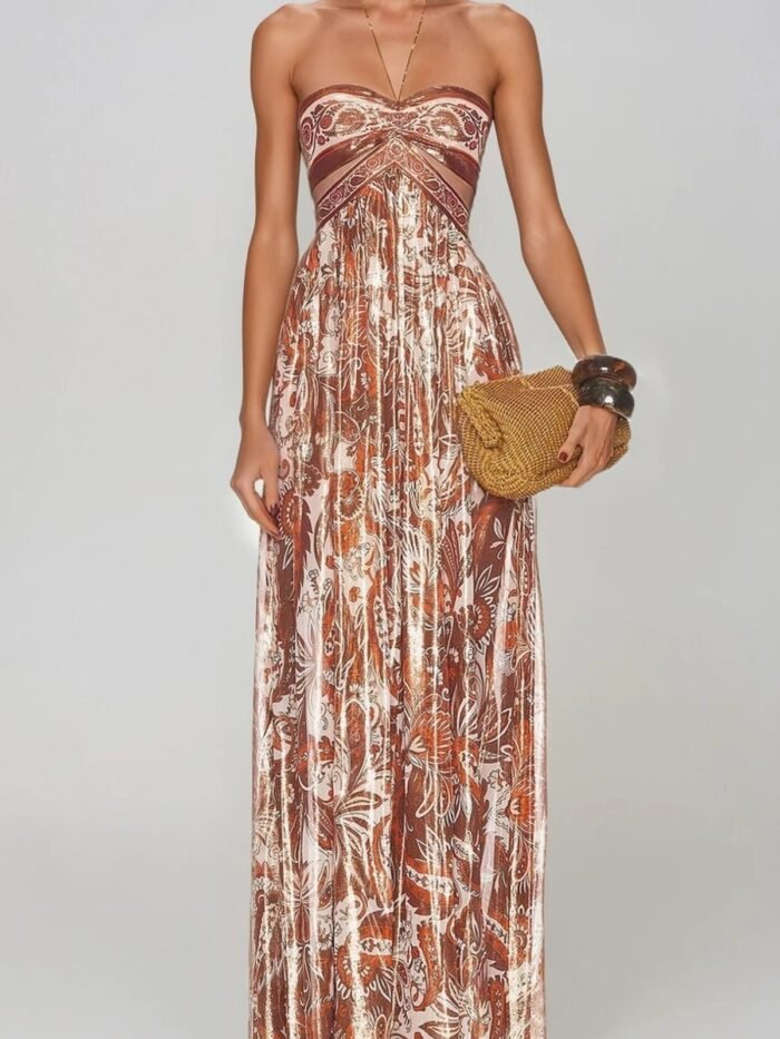 Vestito maxi con cut-out paisley nei toni terracotta e panna, con laccetti allacciati al collo