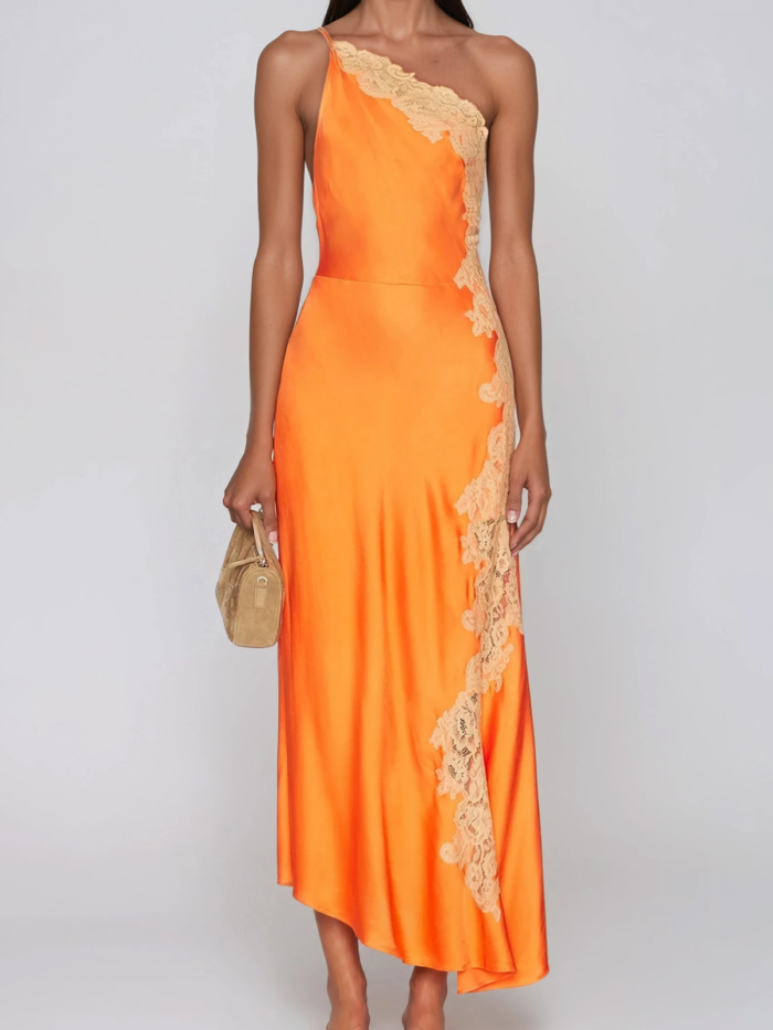 Vestito maxi monospalla in raso arancio con bordo in pizzo color sabbia e orlo asimmetrico
