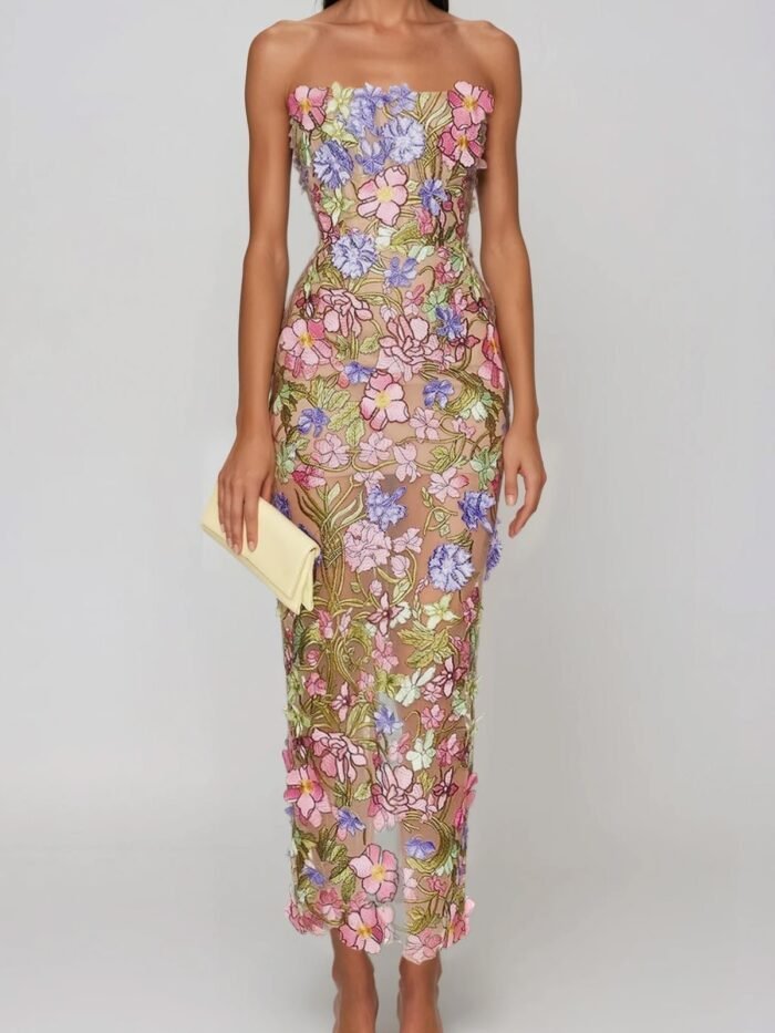 Vestito maxi ricamato a fiori senza spalline, con ricami rosa, lilla e verdi su base nude