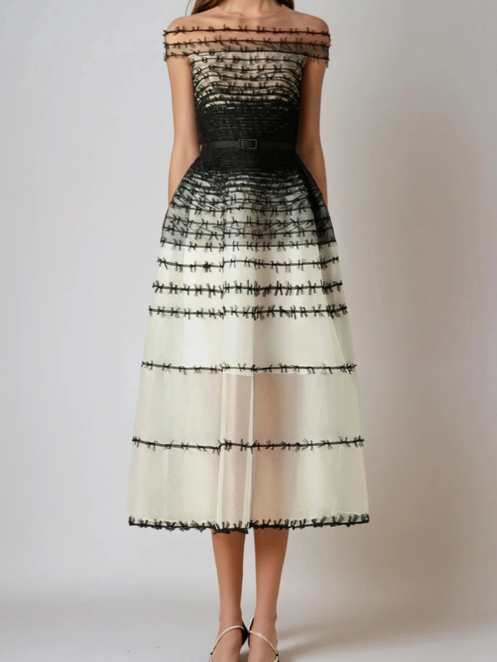 Vestito midi in mesh a spalle scoperte con decori neri sfumati e gonna svasata avorio